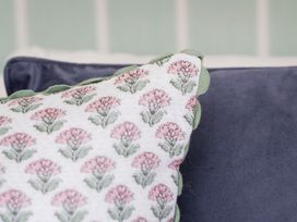 A pillow with a floral pattern at Apartment 2, 86 Dyer Street, Cirencester