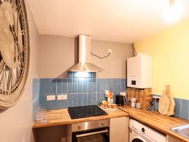 A kitchen with an extractor hood and stove at 4 Osmond Lane, Porthmadog