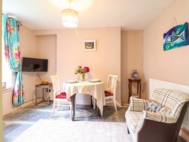 A dining room with a table and chairs at Bwthynbach in Porthmadog