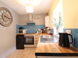 A kitchen with an oven and kettle at Bwthynbach in Porthmadog