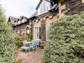 A garden with a table and chairs at School Cottage in Windermere