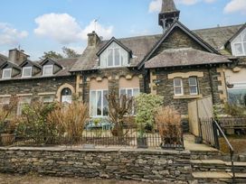 A house with a garden area at School Cottage in Troutbeck Bridge near Windermere