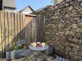 A garden area with a table and chairs at School Cottage near Troutbeck Bridge