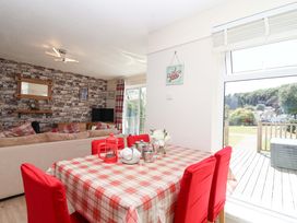 A dining room with a table and chairs at Boo’s Bungalow near Gunnislake
