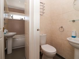 A bathroom with a bathtub and washbasin at Boo’s Bungalow in Callington near Gunnislake