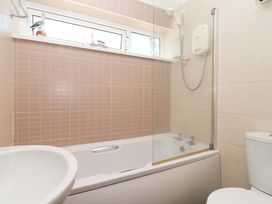 A bathroom with a bathtub, toilet, and sink at Boo’s Bungalow in Callington near Gunnislake