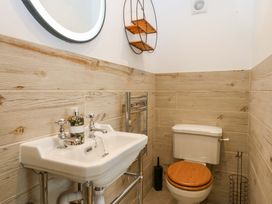 A bathroom with sink and toilet at Gowan Brae in Criccieth