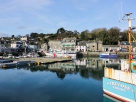 A harbor with boats and buildings at Cozy Retreat in Tregolds