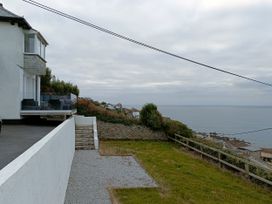 A garden with a view of the sea at Ocean Edge in Sennen Cove