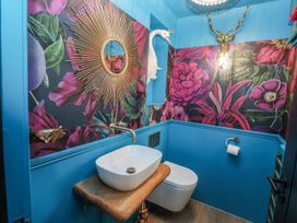 A bathroom with floral wallpaper and modern fixtures at Holly Farm near Brantham