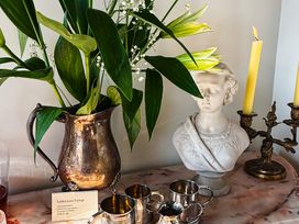 A decorative arrangement with flowers in a vase at Cobblestone Cottage in Donegal