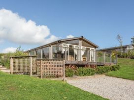A house with a deck and garden at 2 Tree Tops in Lanreath