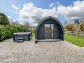 An outdoor view of a glamping pod and jacuzzi at Bumblebee Glamping Pod Malton
