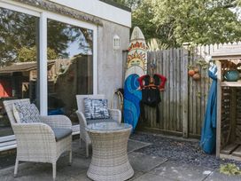 An outdoor patio with chairs and a table at Tamarisk Cottage in St. Agnes