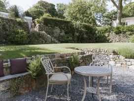 A garden with a table and chairs at Tamarisk Cottage St. Agnes