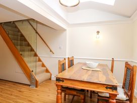 A dining room with a table and chairs at Honeysuckle Cottage in Swaffham