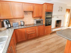 A kitchen with appliances and cabinets at Tig Bhan in Narberth