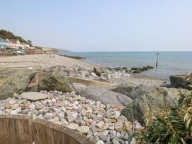A beach with pebbles and rocks at Tig Bhan in Narberth