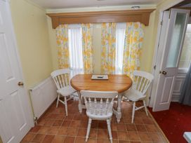 A dining room with a table and chairs at Static Caravan 