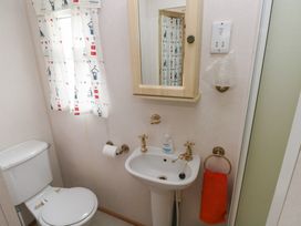 A bathroom with a sink and toilet at Static Caravan