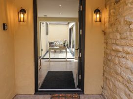 An entrance with a view of a table and chairs at The Annex in Burford
