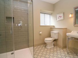 A bathroom with shower, toilet, and sink at The Annex in Burford