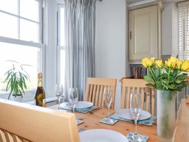 A dining room with a table and chairs at Tradewinds in Newquay