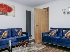 A living room with blue sofas and a table at Aspen Boutique in 