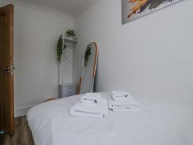 A bedroom with towels on a bed at Aspen Boutique in 