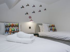 A bedroom with two beds and colorful pillows at Aspen Boutique