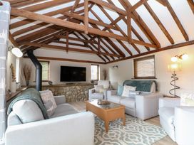 A living room with sofas and a television at WEST LODGE in Ashford