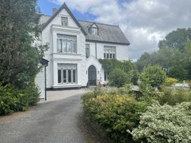 An exterior view of a house with garden and driveway at Butlers Loft in Par
