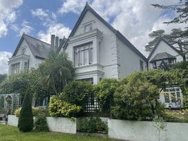 A house with a garden at Butlers Loft in Par