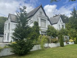 A house with a garden and trees at Butlers Loft in Par