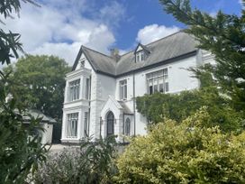 A house with large windows and a garden at Butlers Loft in Par