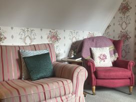 A sitting room with a couch, armchair, and side table at Butlers Loft in Par