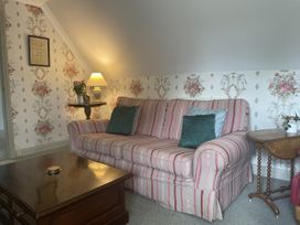 A living room with a couch and side table at Butlers Loft in Par