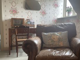 A sitting room with a desk and chair at Butlers Loft in Par