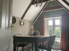 A dining room with a table and chairs at Butlers Loft in Par