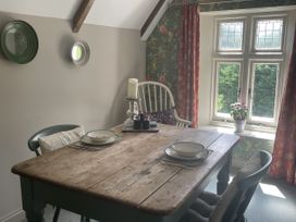 A dining room with a wooden table and chairs at Butlers Loft in Par