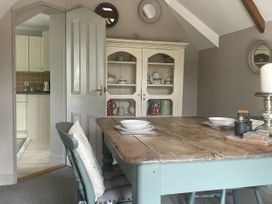 A dining room with a table and chairs at Butlers Loft in Par