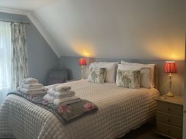 A bedroom with a bed and bedside lamps at Butlers Loft in Par