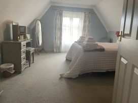 A bedroom with a bed and a dressing table at Butlers Loft in Par