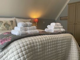 A bedroom with towels and a lamp at Butlers Loft in Par