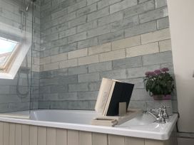 A bathroom with a bathtub and a shower at Butlers Loft in Par