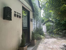 An outdoor pathway with mailbox and plant pots at Peaberry House in Par