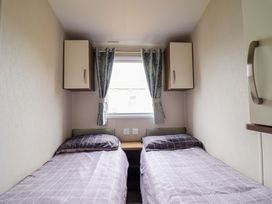A bedroom with two single beds at Sea Breeze C38 Dyffryn Seaside Estate Dyffryn Ardudwy