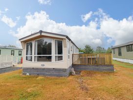 A mobile home with a deck at Beach Retreat E19 Dyffryn Seaside Estate Dyffryn Ardudwy
