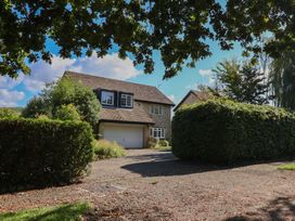 A house with a garage and bushes at Oakwood in Chideock