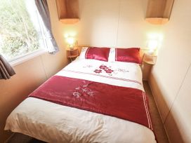 A bedroom with a bed and bedside lamps at 31 Castle View in Lincoln